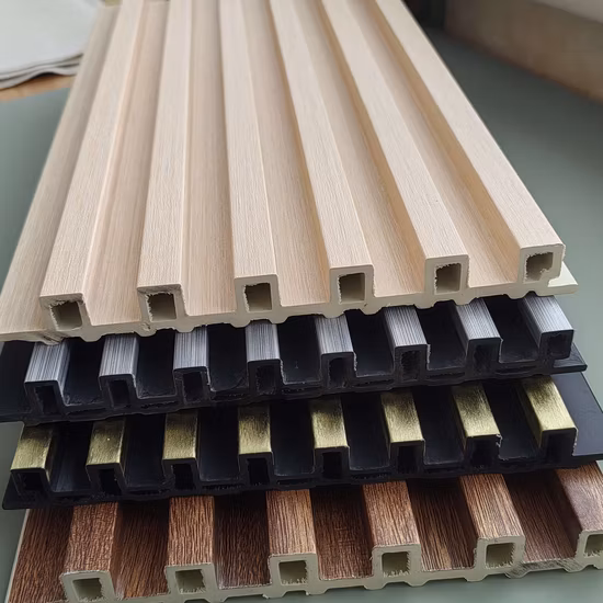 실내 플라스틱 나무로 되는 합성 덮음 널 Wainscoting 비닐 갱도지주 Decorativo 3D 홈이 있는 클래딩 PVC WPC 벽면