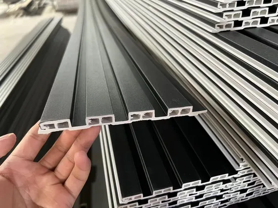 실내 플라스틱 나무로 되는 합성 덮음 널 Wainscoting 비닐 갱도지주 Decorativo 3D 홈이 있는 클래딩 PVC WPC 벽면